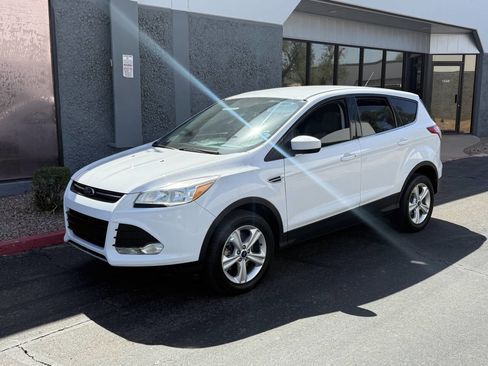 Used 2016 Ford Escape SE w/ SE Cold Weather Package AWD/4WD image 2