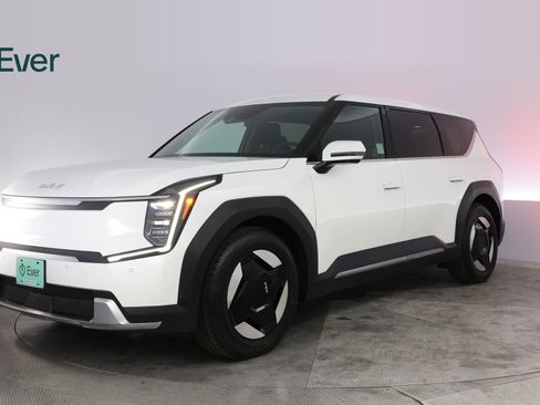 Used 2024 Kia EV9 Light Long Range RWD image 2