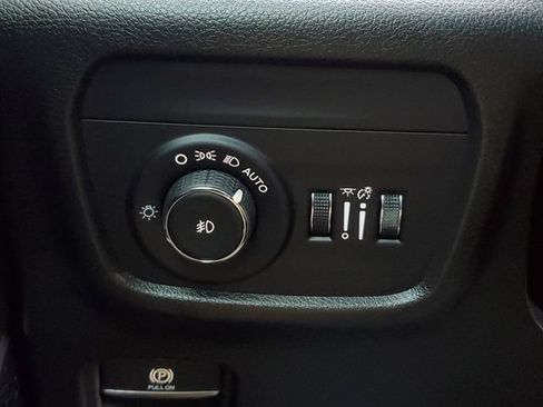 Certified 2025 Jeep Grand Cherokee Limited w/ Luxury Tech Group II RWD image 38