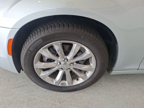 Used 2020 Chrysler 300 Limited AWD/4WD image 10