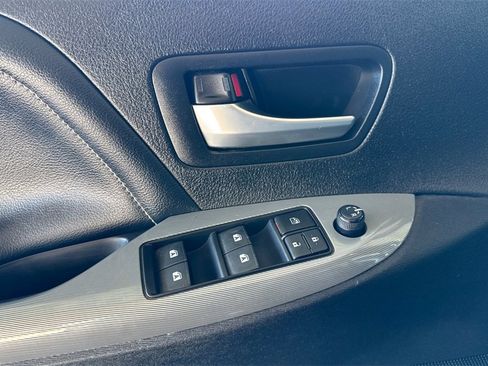 Used 2018 Toyota Sienna SE image 11