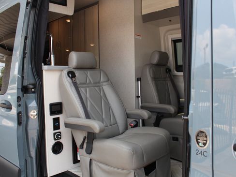 Used 2024 Mercedes-Benz Sprinter 3500 image 39