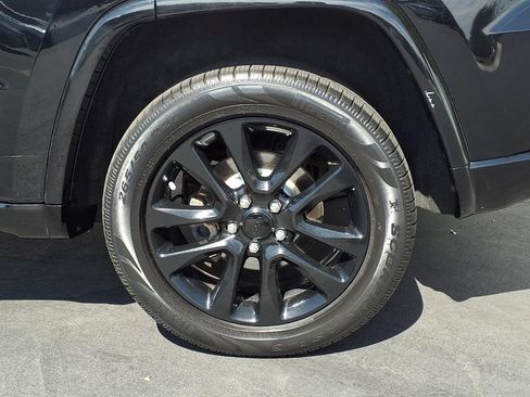 Used 2018 Jeep Grand Cherokee Altitude RWD image 4