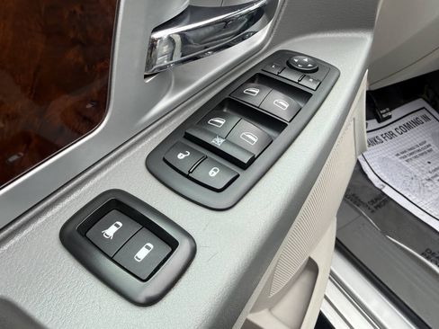 Used 2010 Chrysler Town & Country Touring FWD image 27