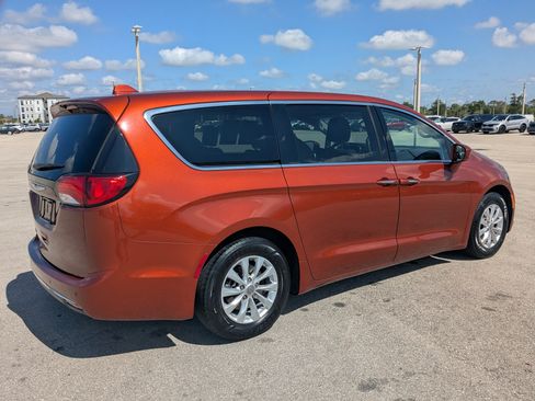 Used 2018 Chrysler Pacifica Touring Plus FWD image 5