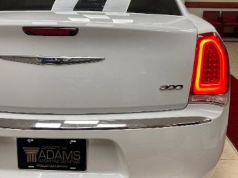 Used 2018 Chrysler 300 Touring L image 12