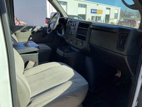 Used 2009 Chevrolet Express 2500 image 17