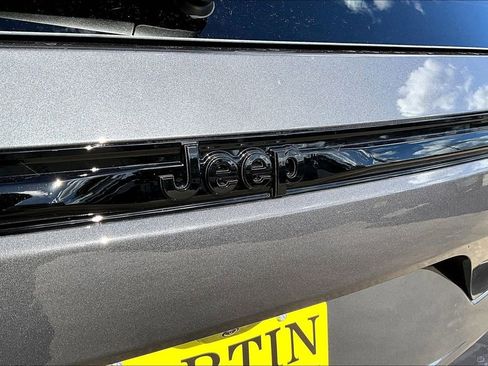 New 2025 Jeep Grand Cherokee Laredo image 12