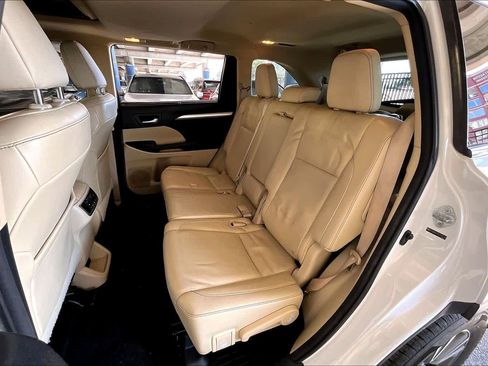 Used 2014 Toyota Highlander XLE image 19