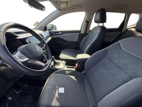 Used 2024 Volkswagen Taos SE FWD image 9