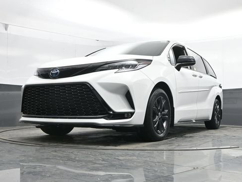 Used 2025 Toyota Sienna XSE AWD/4WD image 30