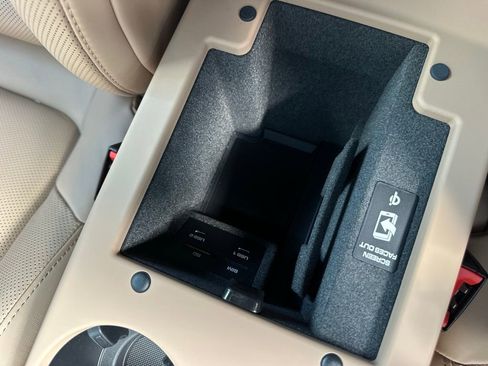 Certified 2025 Porsche Macan image 28