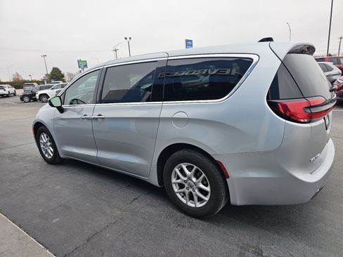 Used 2024 Chrysler Pacifica Touring-L image 5