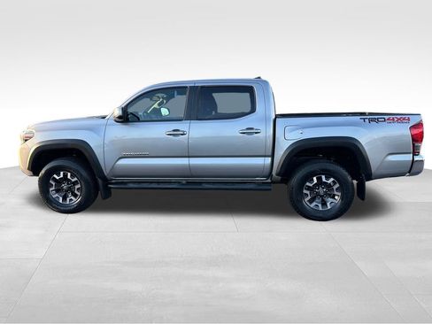 Used 2017 Toyota Tacoma TRD Off-Road image 2