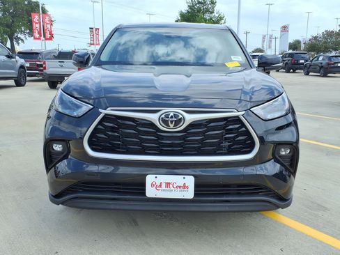 Used 2025 Toyota Highlander LE FWD image 2