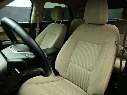 Used 2022 Ford Explorer XLT image 16