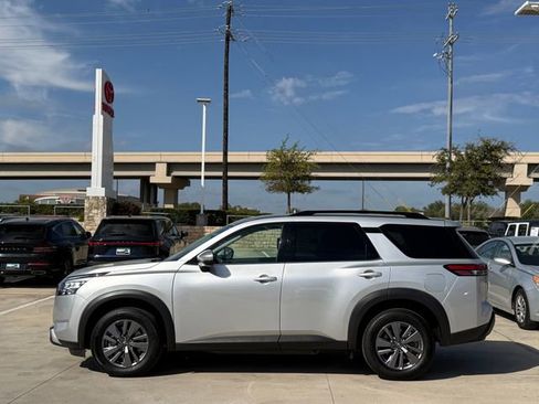 Used 2025 Nissan Pathfinder SV image 7