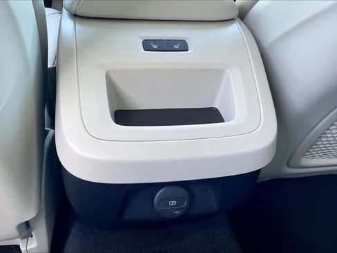 Used 2024 Volvo V60 B5 Cross Country Plus image 37