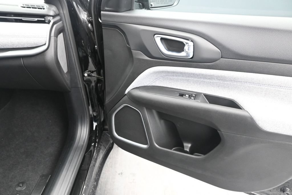 Used 2025 Jeep Compass Sport w/ Mopar Graphics Package AWD/4WD image 2