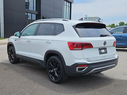 Used 2023 Volkswagen Taos SE w/ Panoramic Sunroof Package AWD/4WD image 4