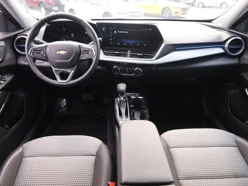 Used 2025 Chevrolet Trax LT w/ LT Convenience Package FWD image 19