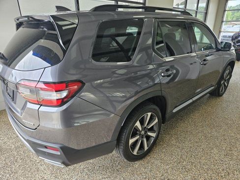 Used 2024 Honda Pilot Touring image 3
