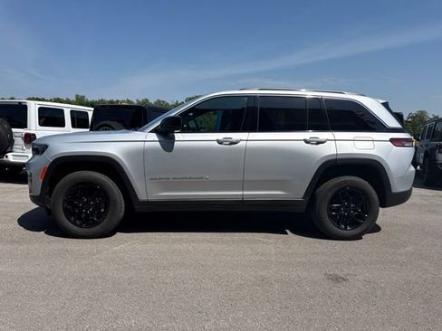 Used 2025 Jeep Grand Cherokee Laredo X w/ Luxury Tech Group I RWD image 7