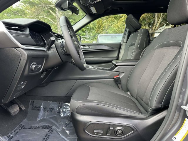 Certified 2025 Jeep Grand Cherokee Laredo X w/ Luxury Tech Group I AWD/4WD image 16