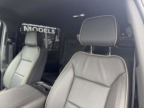 Used 2025 Chevrolet Suburban Premier image 19