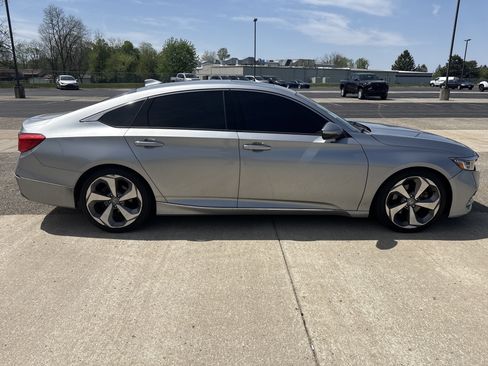 Used 2018 Honda Accord Touring image 4