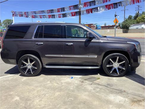 Used 2016 Cadillac Escalade Luxury RWD image 3