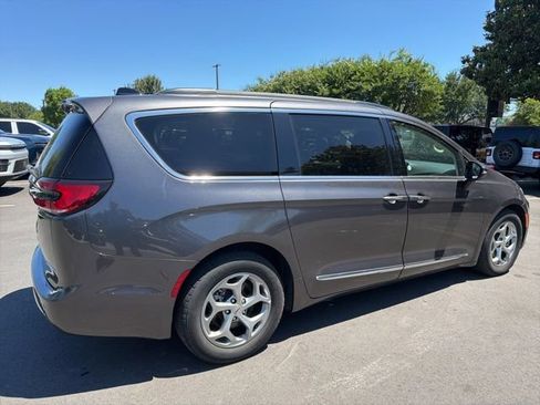 Used 2023 Chrysler Pacifica Limited FWD image 3