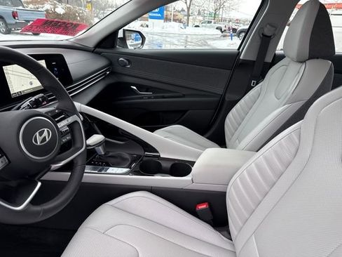 Certified 2025 Hyundai Elantra Limited image 19
