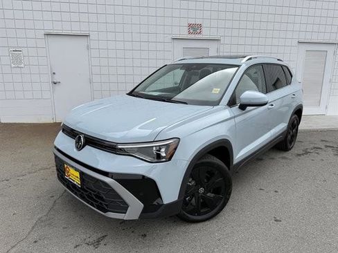 New 2025 Volkswagen Taos SE image 1
