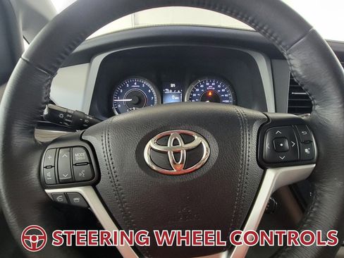 Used 2017 Toyota Sienna XLE Premium AWD/4WD image 18