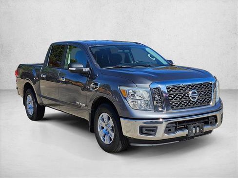 Used 2017 Nissan Titan SV image 3