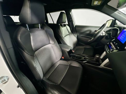 Used 2024 Toyota Corolla Cross XSE w/ Convenience Package image 31