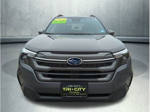 Used 2025 Subaru Forester Premium image 9