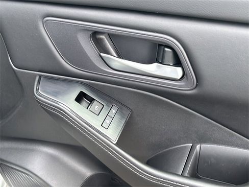 Used 2024 Nissan Rogue SV image 36