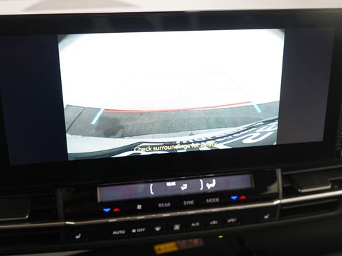 Used 2025 Toyota Sienna XLE image 31