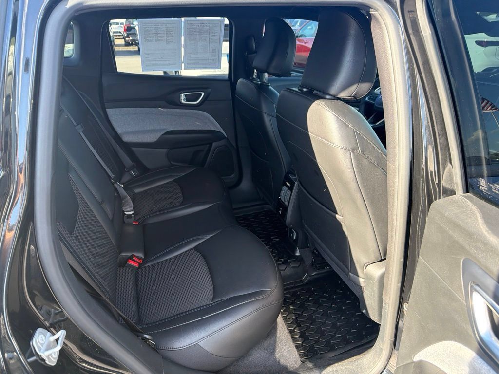 Used 2023 Jeep Compass Latitude w/ Convenience Group AWD/4WD image 12