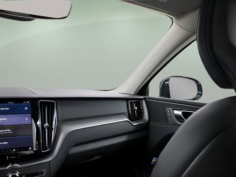 Certified 2025 Volvo XC60 B5 Core image 39