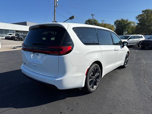 New 2026 Chrysler Pacifica Select image 5