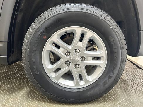 Used 2024 Jeep Grand Cherokee Laredo w/ Luxury Tech Group I AWD/4WD image 30