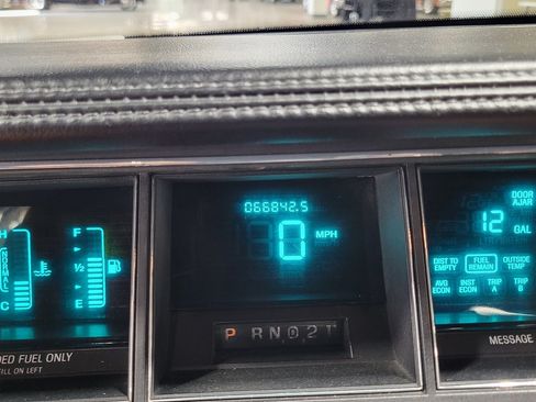 Used 1993 Lincoln Town Car Signature RWD image 4