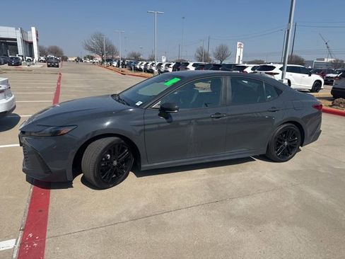 Used 2025 Toyota Camry SE image 7