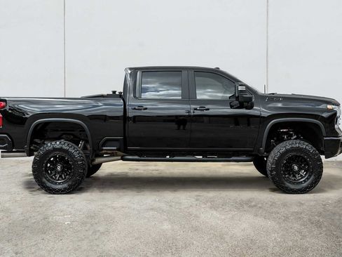 Used 2024 Chevrolet Silverado 2500 LT w/ Midnight Edition image 7