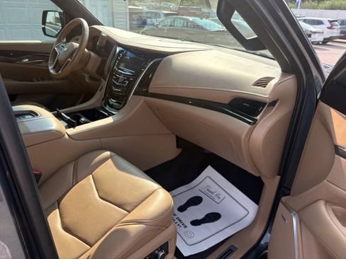 Used 2019 Cadillac Escalade Platinum AWD/4WD image 46