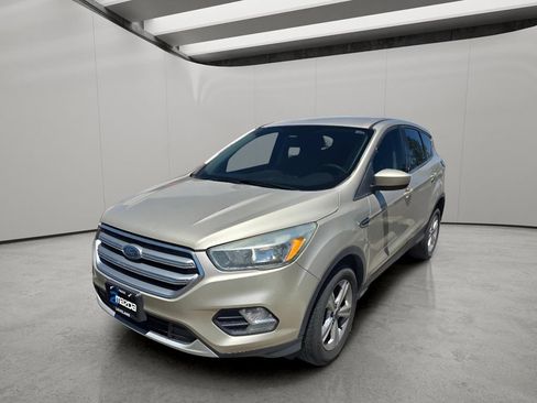 Used 2017 Ford Escape SE AWD/4WD image 2