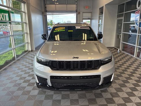 Used 2025 Jeep Grand Cherokee L Altitude AWD/4WD image 2